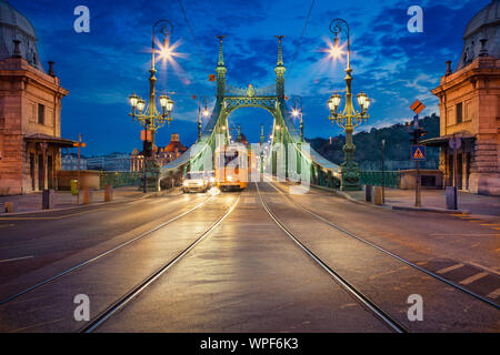 Liberty Bridge, Budapest. Stadtbild Bild von Budapest mit Liberty Brücke während der Dämmerung blaue Stunde. Stockfoto