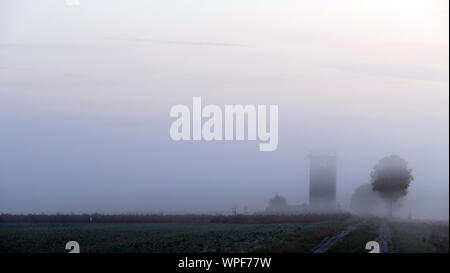 08 September 2019, Deutschland (Deutsch), Dahrendorf: Die Grenze Wachturm an der ehemaligen deutsch-deutschen Grenze in der Nähe von Dahrendorf, in der Altmark Landkreis Salzwedel (Sachsen-Anhalt) harmonisch in die Landschaft im Morgennebel. Foto: Sabrina Schluchten/dpa-Zentralbild/ZB Stockfoto