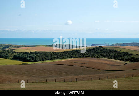 Blick über die Felder und Hügel mit Blick auf das Meer und den Hafen von laboe im Sommer von South Downs Way in East Sussex, England UK KATHY DEWITT Stockfoto