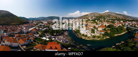 Mostar, alte Brücke Panorama von drohne Stockfoto