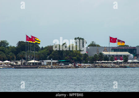 Der Galatasaray-Fußballverein Abd Fenerbahce fahnelt türkische Fahnen zusammen Stockfoto