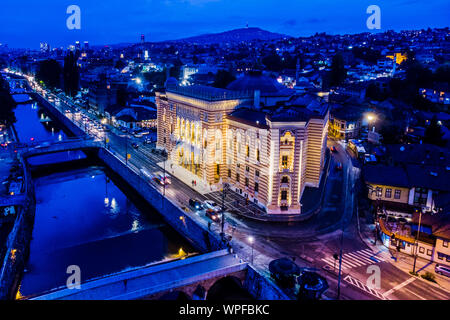 Sarajevo Skyline bei Nacht mit den Lichtern der Stadt Stockfoto