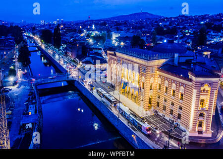 Sarajevo Skyline bei Nacht mit den Lichtern der Stadt Stockfoto