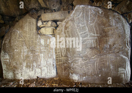 Geheimnisvolle Formen geschnitzt auf einem Stein in einem der Dolmen Mane Kerioned, Carnac, Bretagne, Frankreich Stockfoto