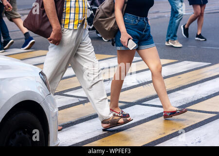 Fußgänger die Straße an einem Zebrastreifen in der Stadt im Sommer Tag Stockfoto