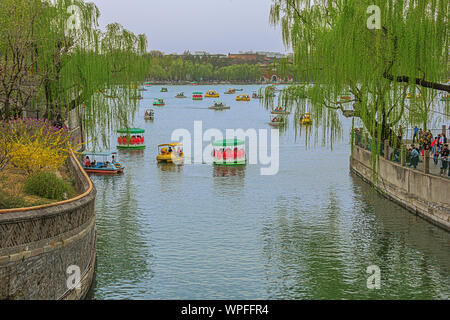 Editorial: Beijing, China, April 6, 2019 - Menschen, die Freude an der Boote in Beihai Park in Peking Stockfoto