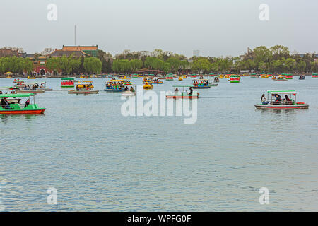 Editorial: Beijing, China, April 6, 2019 - zahlreiche Boote auf dem See von Jade Blumeninsel im Beihai Park in Peking gesehen Stockfoto