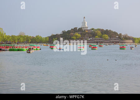 Editorial: Beijing, China, April 6, 2019 - Fernsicht auf Jade Blumeninsel mit Booten auf dem See im Beihai Park in Peking Stockfoto