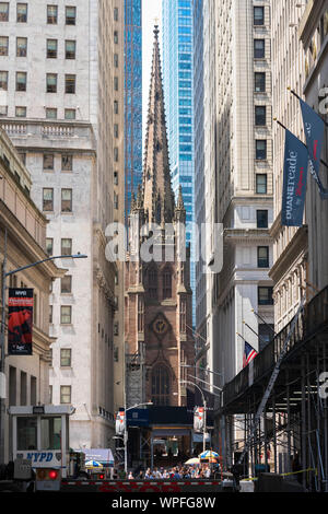 Der Trinity Church New York, Blick von der Wall Street auf den Turm und die Turmspitze der Trinity Church (1846), Lower Manhattan, Financial District, New York City, Stockfoto