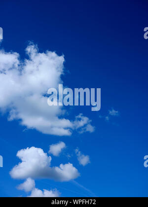 Weisse Wolken in einem klaren, blauen Himmel über Ilkley mit umfassenden Kopie Raum, North Yorkshire. 08/09/19. Stockfoto