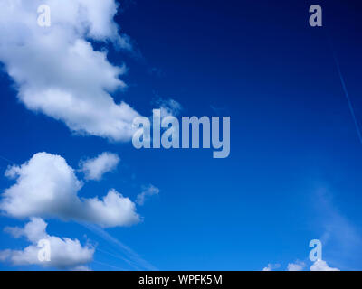 Weisse Wolken in einem klaren, blauen Himmel über Ilkley mit umfassenden Kopie Raum, North Yorkshire. 08/09/19. Stockfoto