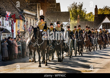 Die Könige Troop Royal Horse artillery während der Dreharbeiten zu einem Film Version von Smash TV-hit Downton Abbey für das Kino. Die Szene wurde erschossen in der Hohen St der National Trust Dorf Lacock in Wiltshire mit 80 Pferden und Gewehren und über 250 Extras zujubeln und wehenden Fahnen wie die Parade vorbei. Stockfoto