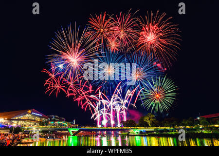 Adelaide, Australien - Januar 26, 2018: Australia Day Feuerwerk in Elder Park voll von Leuten über Torrens foot bridge gesehen Anzeige Stockfoto