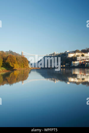 Clifton Suspension Bridge und Hotwells in den Fluss Avon wider. Bristol. UK. Stockfoto