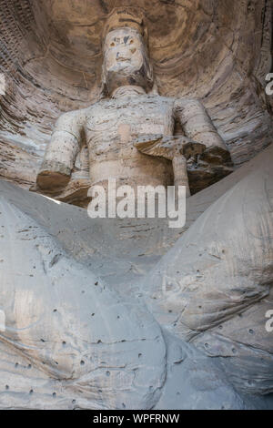 Große weatherworn Buddha Statue, die in der Höhle 17 Der yungang Grotten in der Nähe von Datong Stockfoto