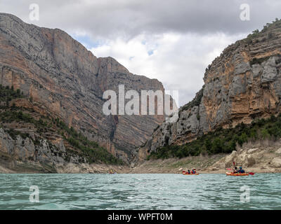 Gruppe von Touristen in Kajaks erkunden Congost de Mont-rebei (Mont-rebei Schlucht) Ribagorcana Fluss Noguera, Spanien Stockfoto