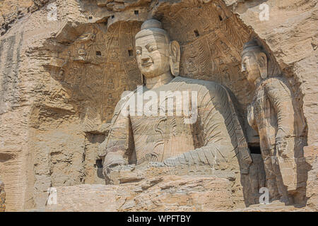 Zwei Buddha Statuen in eine Nische in den Yungang Grotten in der Nähe von Datong Stockfoto