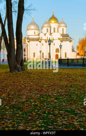 In Weliki Nowgorod, Russland - 17. Oktober 2018. St. Sophia Kathedrale in Weliki Nowgorod, Russland - Herbst anzeigen. Schwerpunkt in der Kathedrale Stockfoto