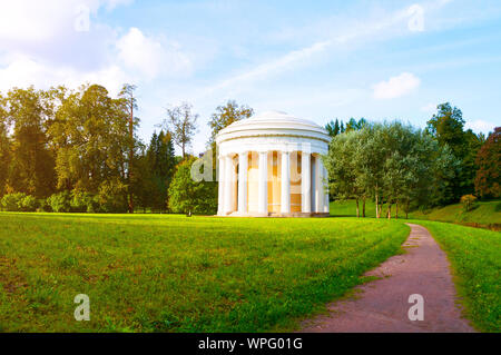 Pavlovsk, St. Petersburg, Russland - 21. September 2017. Der Tempel der Freundschaft in Pawlowsk Park in der Nähe von Saint Petersburg, Russland. Herbst September anzeigen Stockfoto