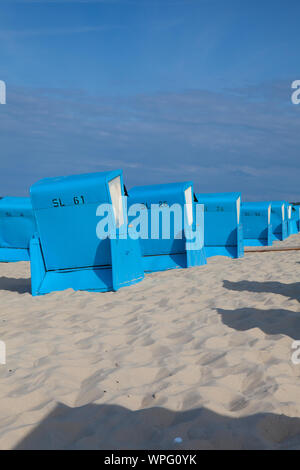 Typische liegen am Strand, Ostseeküste, Deutschland. Es ist ein besonderes hooded Windschutz Sitzmöbel an Urlaubs- und Badeorte verwendet. Stockfoto