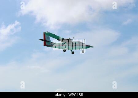 Ein winair De Havilland Canada DHC -6-300 Flugzeug PJ-WIU niedrig fliegt in der Luft auf seine endgültige Ansatz auf sxm Princess Juliana Airport, St. Maarten zu landen. Stockfoto