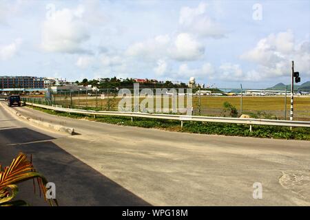 Blick auf die Start- und Landebahn am SXM Princess Juliana International Airport, von der Sunset Beach Bar Diner getroffen, Maho Beach, der sich direkt hinter SXM. Stockfoto