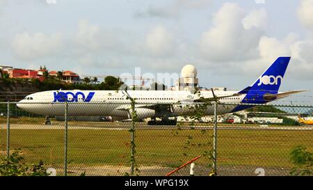 Ein Joon (verstorben und jetzt betrieben) von Air France Airbus A340-313 F-GLZP, auf der Startbahn rollen vor dem Ausschalten von sxm Airport, St. Maarten. Stockfoto