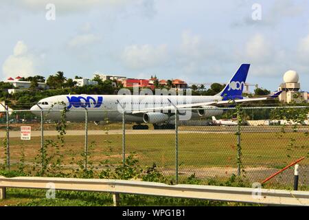 Ein Joon (verstorben und jetzt betrieben) von Air France Airbus A340-313 F-GLZP, auf der Startbahn rollen vor dem Ausschalten von sxm Airport, St. Maarten. Stockfoto