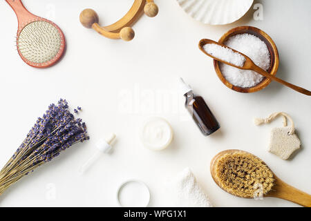 Wellness beauty pflege flatlay mit Lavendel und frischen Zutaten oder Hausgemachte Schönheit Produkte und Büschen. Ansicht von oben, kopieren. Stockfoto