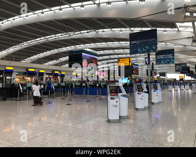 Im Terminal 5 am Londoner Flughafen Heathrow, London, am ersten Tag der erste Streik bei British Airways Piloten. Die 48-stündige Spaziergang in einer lange dauernden Streit um Zahlen, Krüppel werden Flüge von Montag, wodurch reisen Unterbrechungen für Zehntausende von Passagieren. Stockfoto