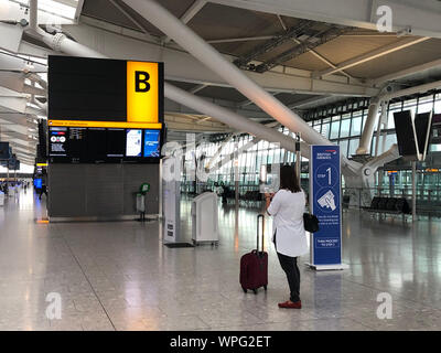 Im Terminal 5 am Londoner Flughafen Heathrow, London, am ersten Tag der erste Streik bei British Airways Piloten. Die 48-stündige Spaziergang in einer lange dauernden Streit um Zahlen, Krüppel werden Flüge von Montag, wodurch reisen Unterbrechungen für Zehntausende von Passagieren. Stockfoto