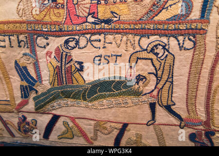 Viktorianische Replik des Teppichs von Bayeux in Reading, Berkshire Museum untergebracht. UK. Diese Szene zeigt König Edward dem Bekenner nach seinem Tod. (113) Stockfoto