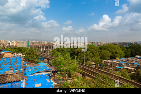 Mumbai City Skyline Luftbild Bild mit der U-Bahn zwischen Slums und neue Konstruktionen Stockfoto