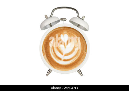 Heißer Kaffee mit aufgeschäumter Schaumstoff in weiss Radiowecker Design ist Kaffee Zeit Konzept Stockfoto