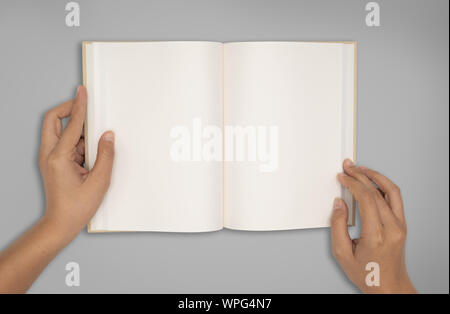 Ansicht von oben - zwei Hände halten eine leeres Buch zu verbreiten. Stockfoto