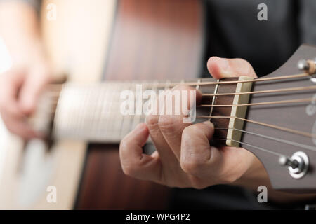 Close Up's Frau Hände spielen akustische Gitarre. Stockfoto