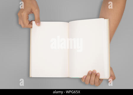 Ansicht von oben - zwei Hände halten eine leeres Buch zu verbreiten. Stockfoto
