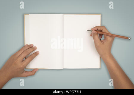 Ansicht von oben - zwei Hände halten eine leeres Buch zu verbreiten. Stockfoto
