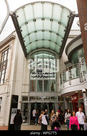 Überdachter Eingang in die Oracle Shopping Arcade/Mitte/mall) von der Breiten Straße in Reading, Berkshire. UK. Die Oracle hat mehrere Eingänge. (113) Stockfoto