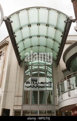 Überdachter Eingang in die Oracle Shopping Arcade/Mitte/mall) von der Breiten Straße in Reading, Berkshire. UK. Die Oracle hat mehrere Eingänge. (113) Stockfoto