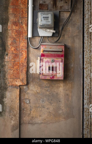 Alte Thailand Post Box auf den Stuck an der Wand. Stockfoto