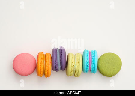 Bunte Makronen auf rosa Hintergrund, süß und lecker kochen und Menü im Restaurant, Dessert schön, Ansicht von Oben, Platz zu schreiben. Pastellfarben, vi Stockfoto