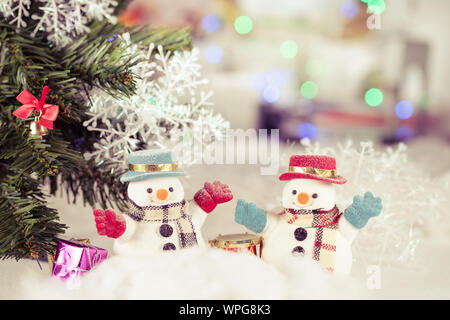 Schneemann- und weihnachtsdekoration auf Bokeh-Hintergrund, mit Kopierraum für die Begrüßung der Saison. Frohe weihnachten oder Happy New Year, Vintage-Ton. Stockfoto