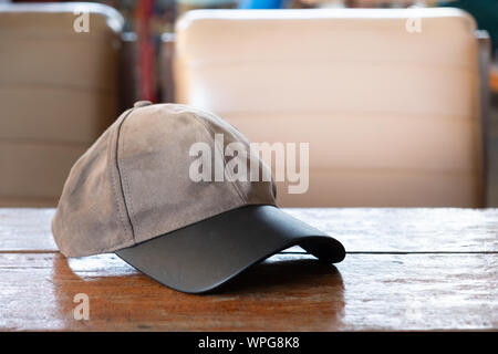 Sport Cap auf dem alten Holztisch. Stockfoto