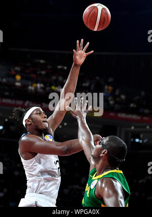 Shenzhen, Guangdong Provinz Chinas. 9 Sep, 2019. Myles Turner (L) der Vereinigten Staaten schießt den Ball gegen Cristiano Felicio aus Brasilien während der Gruppe K Match zwischen den Vereinigten Staaten und Brasilien an der FIBA WM 2019 in Shenzhen im Süden Chinas Provinz Guangdong, Sept. 9, 2019. Credit: Xu Chang/Xinhua/Alamy leben Nachrichten Stockfoto