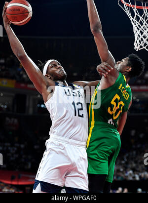 (190909) - Shenzhen, Sept. 9, 2019 (Xinhua) - myles Turner (L) der Vereinigten Staaten geht oben für einen Korb gegen Bruno Caboclo von Brasilien während der Gruppe K Match zwischen den Vereinigten Staaten und Brasilien an der FIBA WM 2019 in Shenzhen im Süden Chinas Provinz Guangdong, Sept. 9, 2019. (Xinhua / Xu Chang) Stockfoto