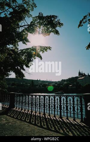 Prag, Tschechische Republik, Europa. Am 7. September 2019. Prag Architektur entlang eines Flusses. © Natasha Camilleri Stockfoto