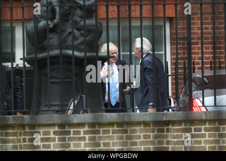 Premierminister Boris Johnson spricht mit Sir Edward Lister, wie er es in der Downing Street in London eintrifft, nach seinem Besuch in Irland. Es wurde von der Downing Street bestätigt worden, dass das Parlament am Ende des Business wird prorogued Montag. Stockfoto