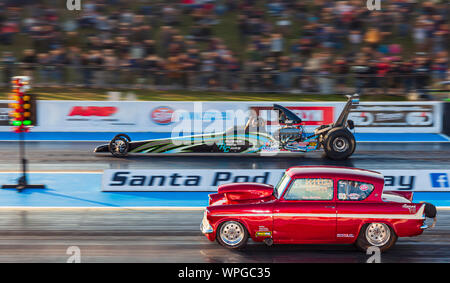 Super Pro ET Drag Racing in Santa Pod Raceway. Ron Bartlett Ford Anglia nearside V Scott Hauser dragster weit Seite. Stockfoto