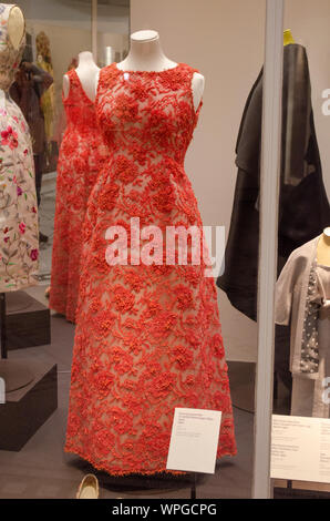 Abendkleid | Hubert de Givenchy (Französisch, Beauvais 1927 - 2018 Paris) | 1963 | Baumwolle, Glas, Koralle Stockfoto